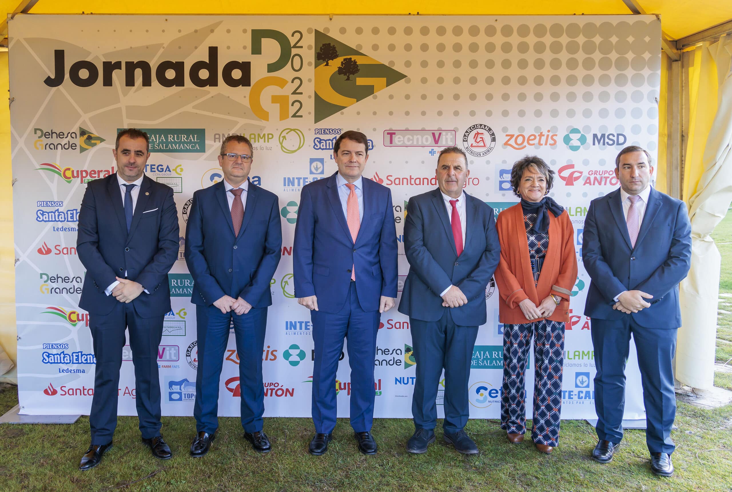 Mañueco resalta el valor añadido de la ganadería en la economía regional