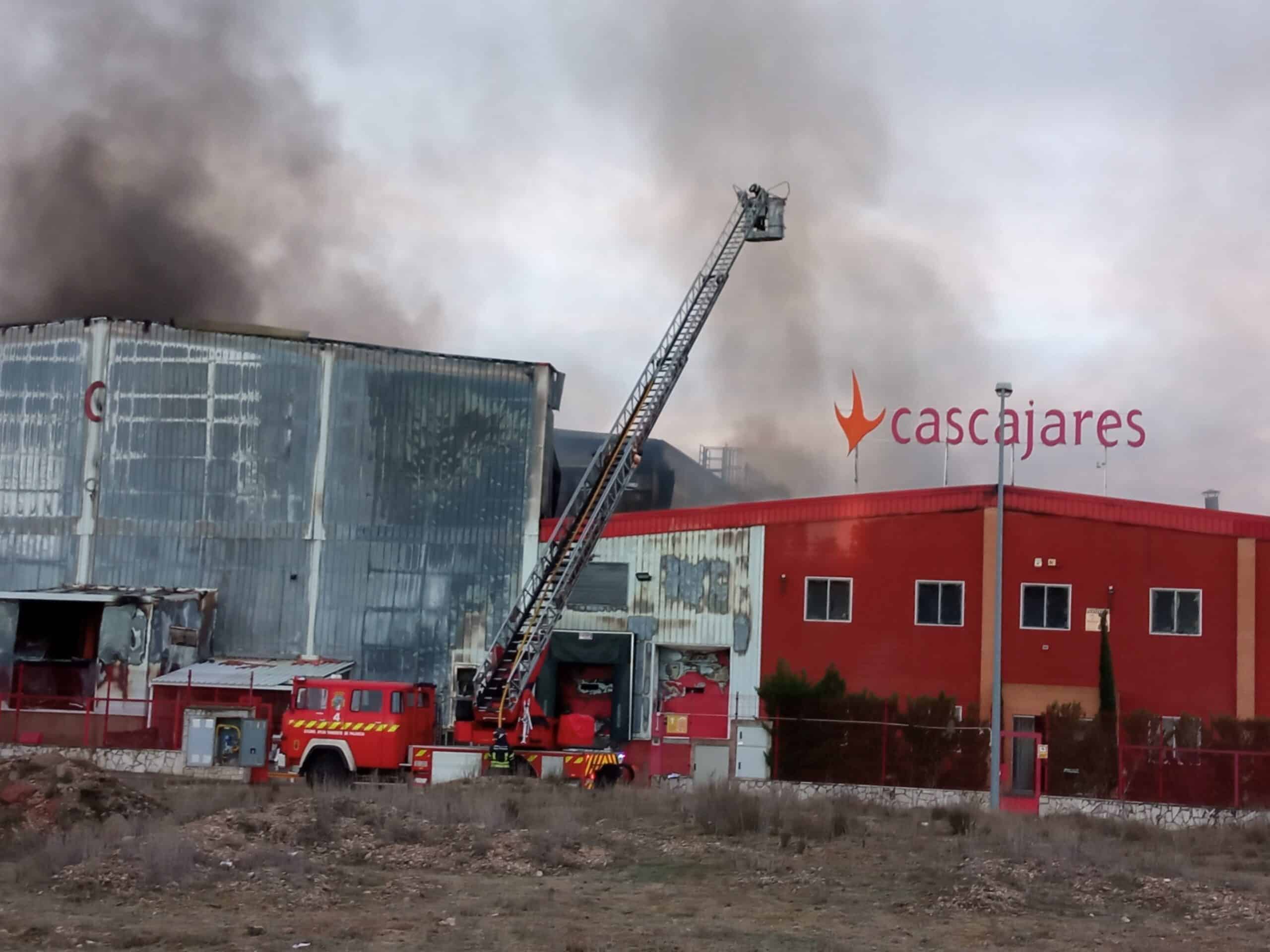 Un incendio destruye parte de las instalaciones de Cascajares en Dueñas (Palencia)