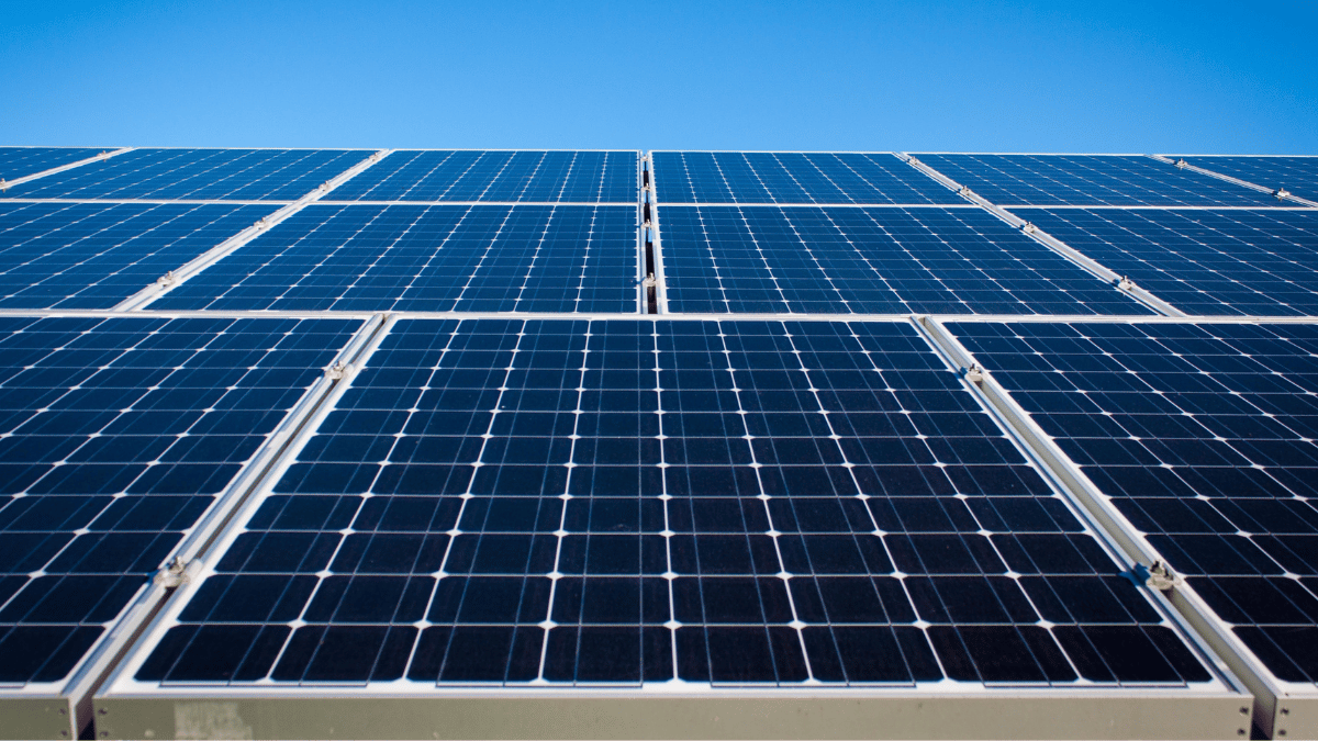 Banco Santander y Holaluz se alían para liderar la instalación de placas solares en España