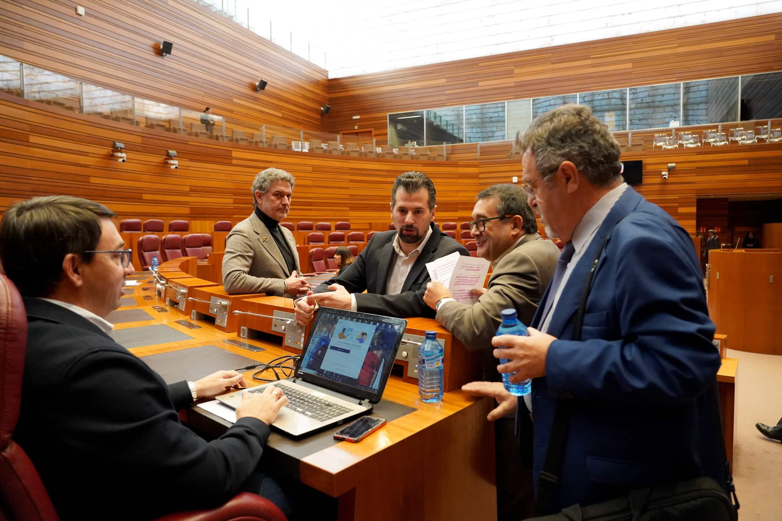 La oposición presenta en las Cortes 18 medidas contra el «desastre económico»