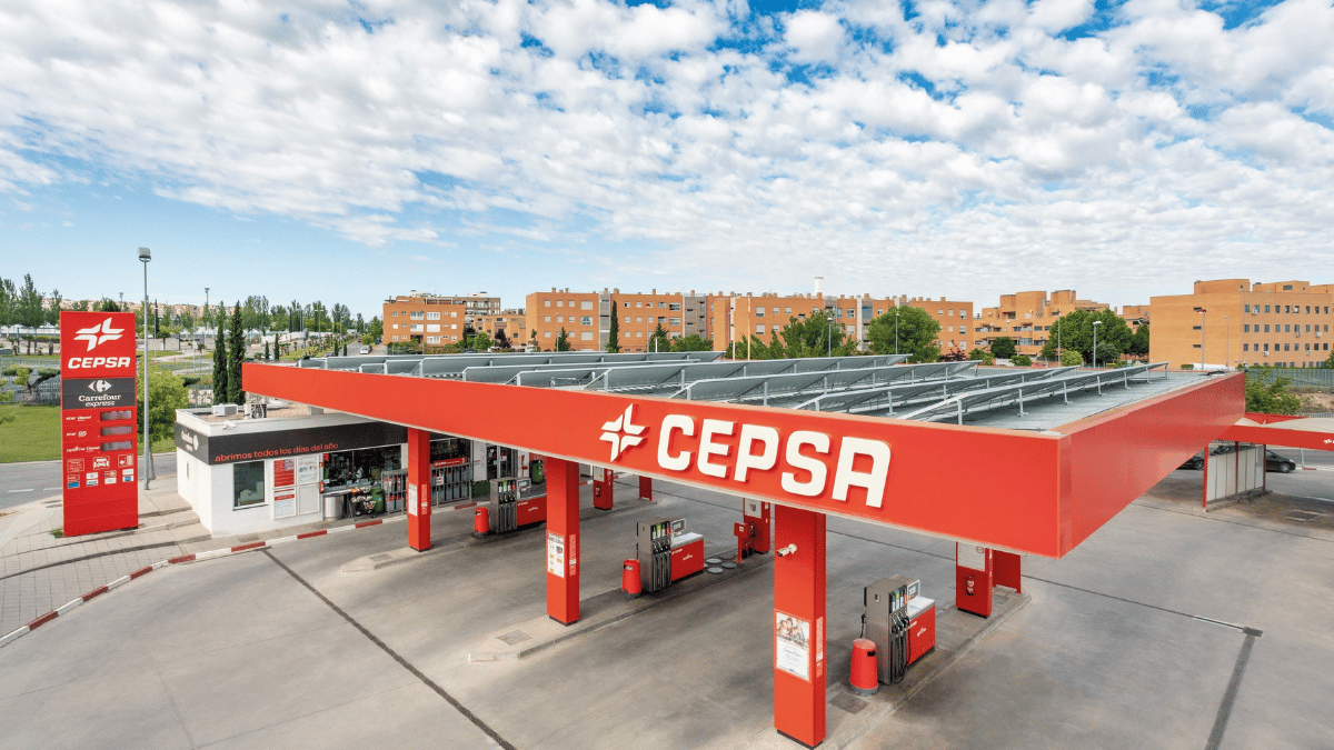 Más de 500 estaciones de servicio de Cepsa ya cuentan con paneles solares instalados por Redexis
