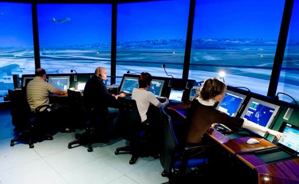 Enaire abre una nueva convocatoria para cubrir 91 plazas de controladores aéreos