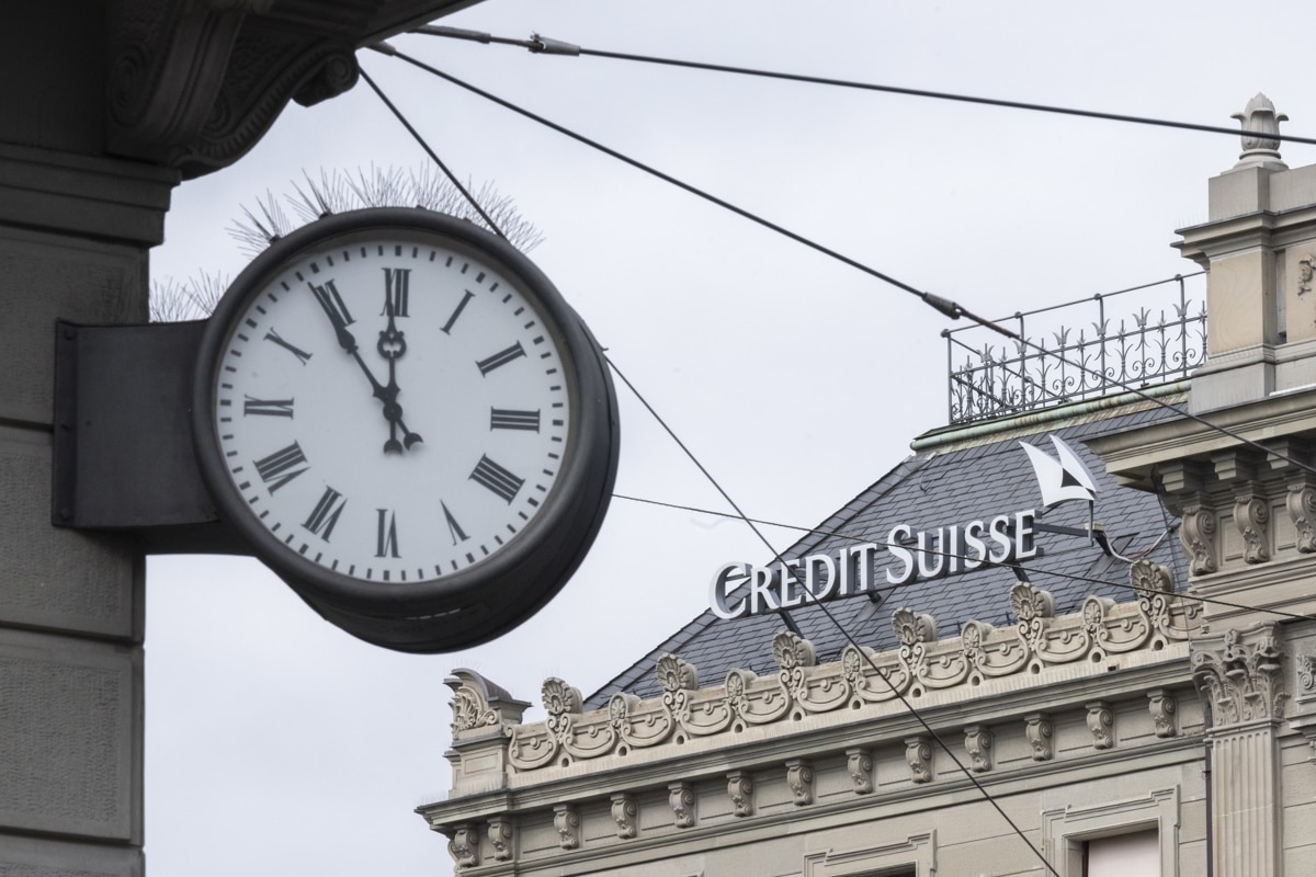 Fondos de inversión y pensiones estudian actuar legalmente contra la venta de Credit Suisse a UBS