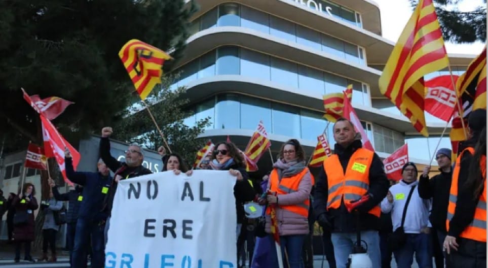 Protestas en Barcelona contra el centenar de despidos en Grifols