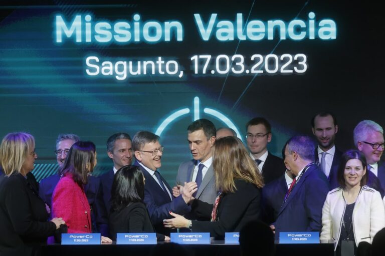 El rey Felipe VI, acompañado por el presidente del Gobierno, Pedro Sánchez, preside el acto de inicio de la construcción de la gigafactoría de baterías del grupo Volkswagen en Sagunto