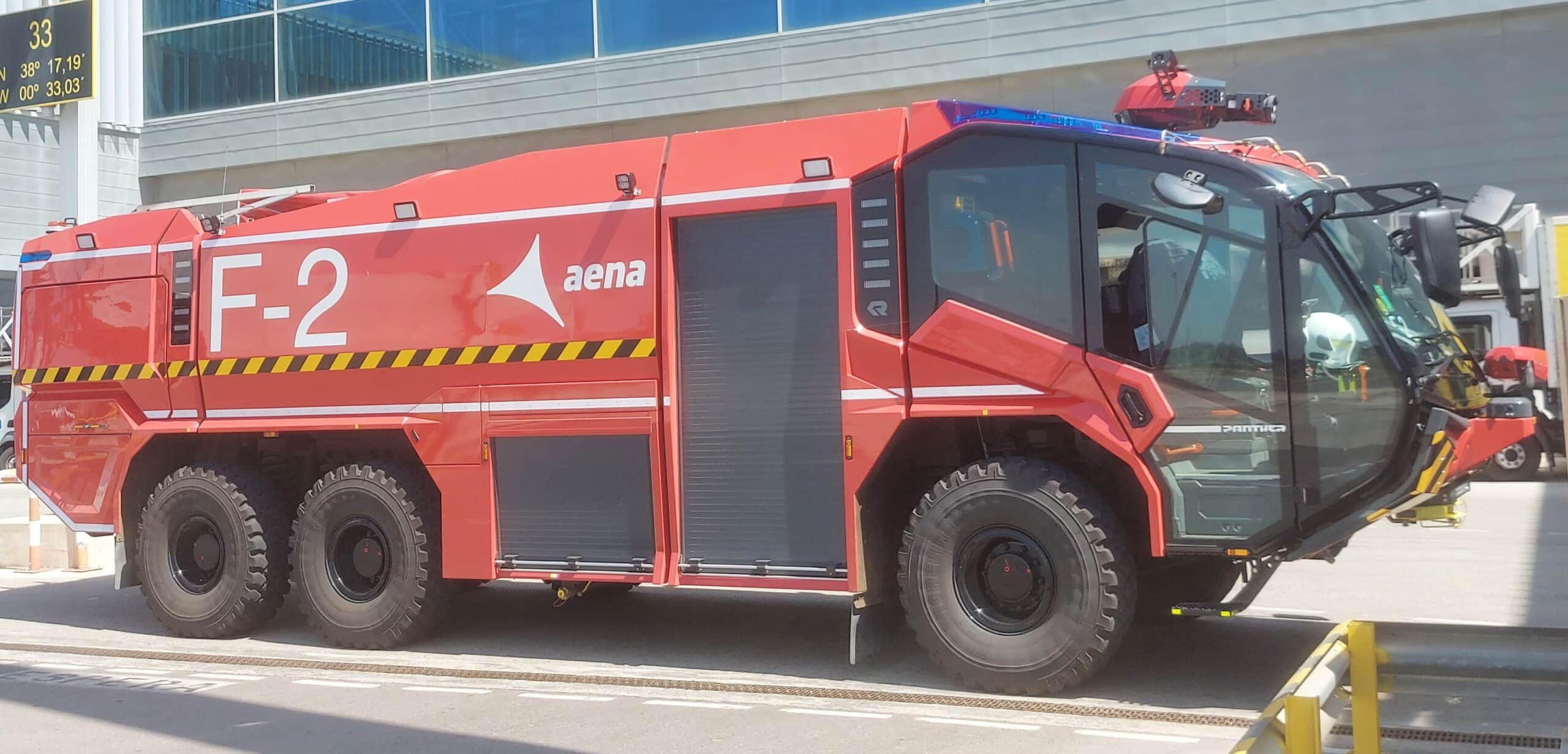 Los bomberos de los aeropuertos creen que la privatización parcial de Aena les ‘impide intervenir frente a ciertas emergencias’