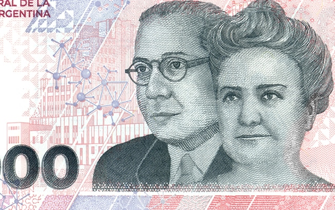 Argentina, víctima de la galopante inflación: nuevo billete de 2.000 pesos vs 8,25 dólares