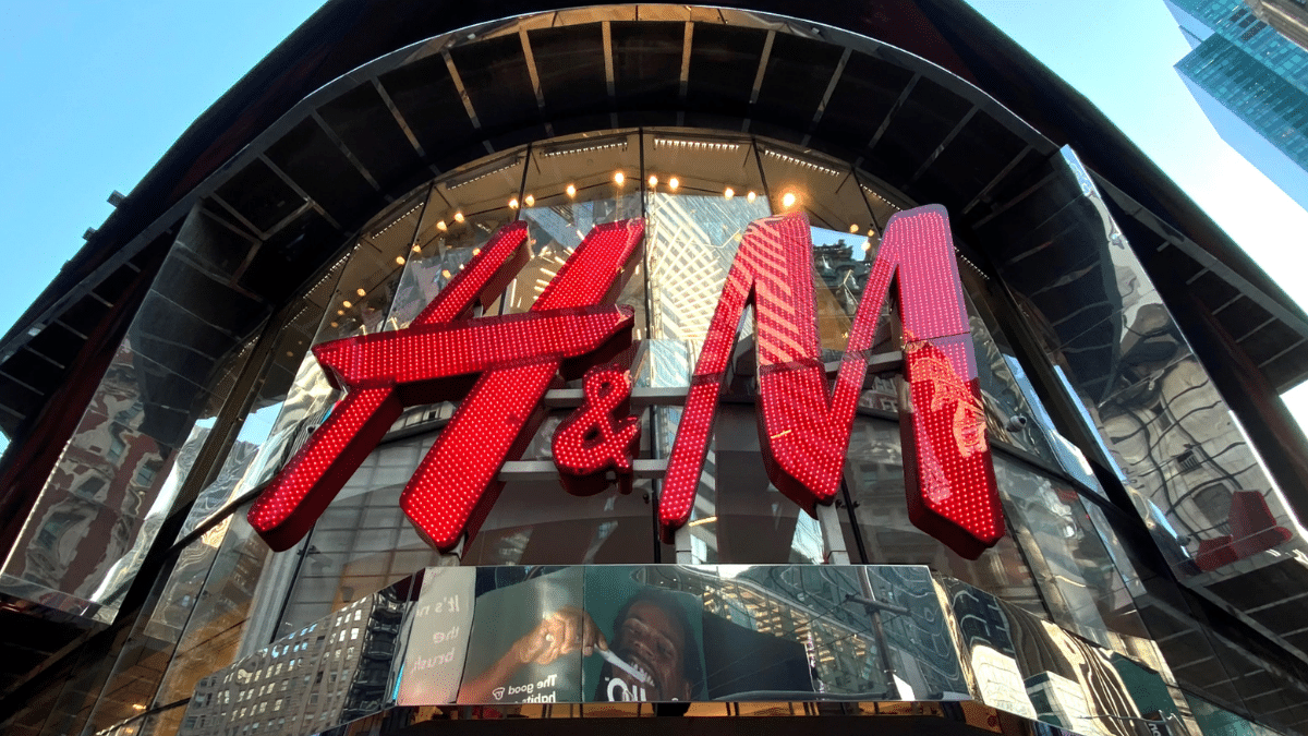 H&M reportó ganancias de 325 millones de euros en su primer semestre fiscal, lo que representa una disminución interanual del 2%