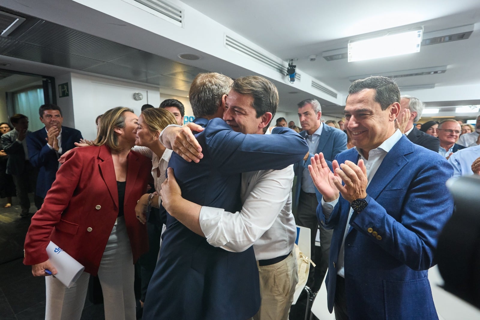 Mañueco aboga por que Feijóo lidere las consultas pues «España ha votado cambio»