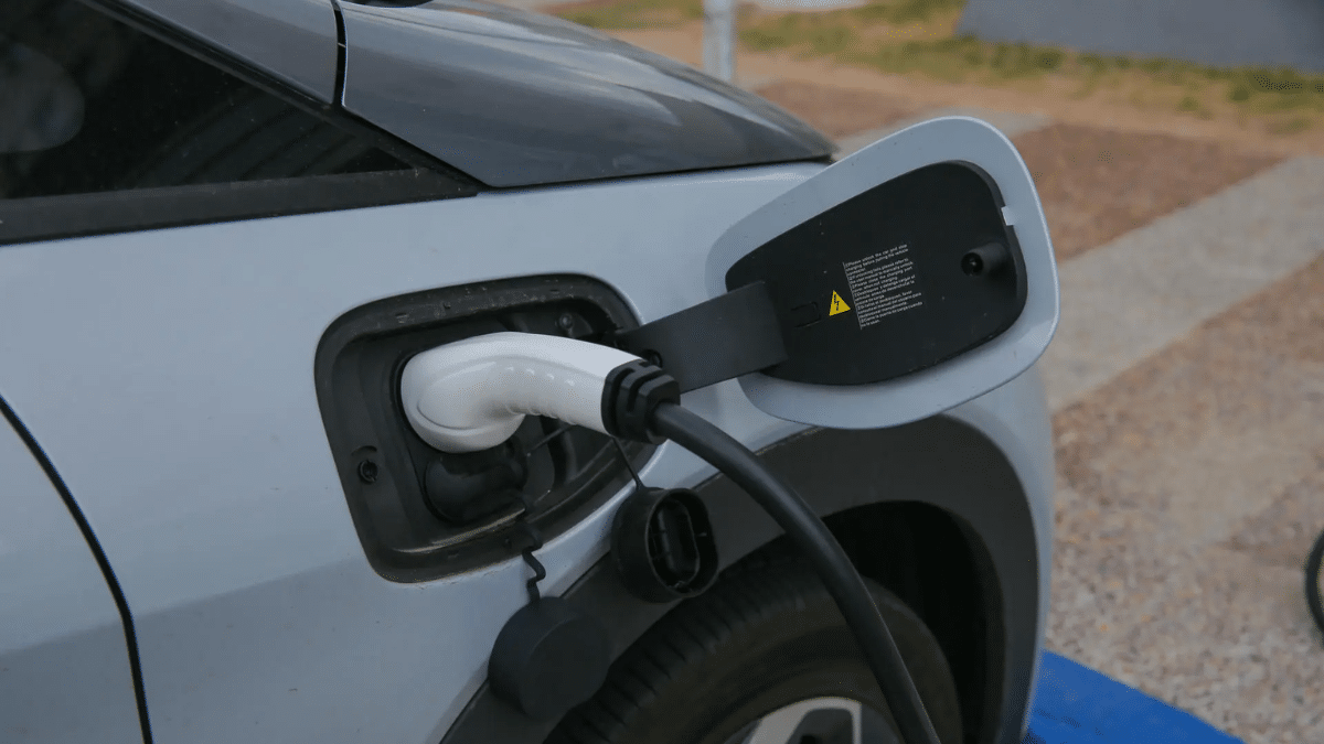 La intención de compra de coches eléctricos en España aumenta un 3 %, según estudio de EY