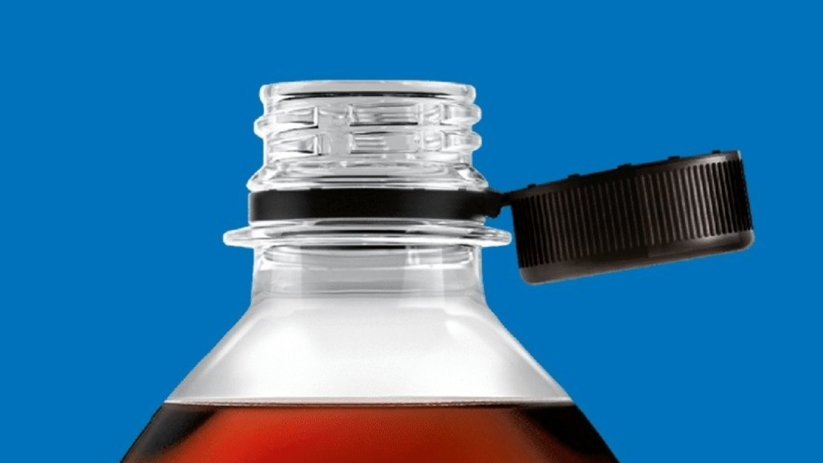 Pepsi incorpora el tapón adherido a toda su gama de botellas 100% de plástico reciclado