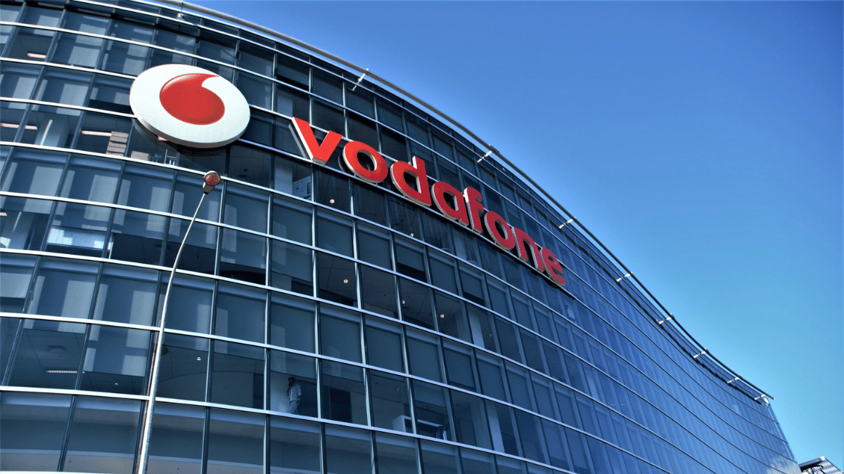 Vodafone registra caída del 4,8 % en ingresos en el primer trimestre de su año fiscal debido a descenso en Grecia