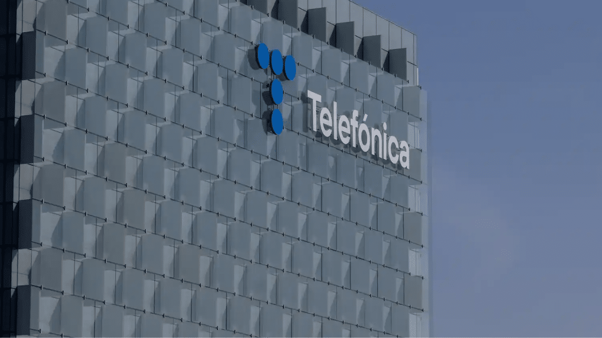 Telefónica fortalece su presencia en Perú al asociarse con KKR y Entel Perú para impulsar la red de fibra óptica