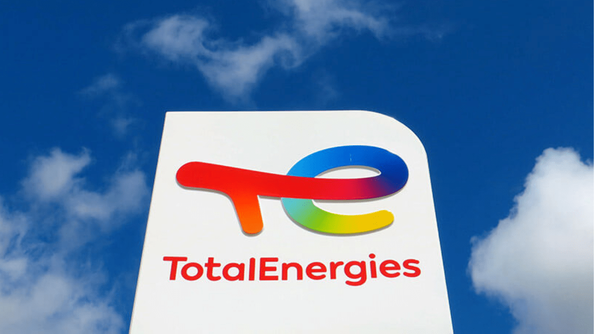 TotalEnergies registra un beneficio de 9.645 millones de dólares en el primer semestre y se ve afectada por la caída de los precios del crudo y gas