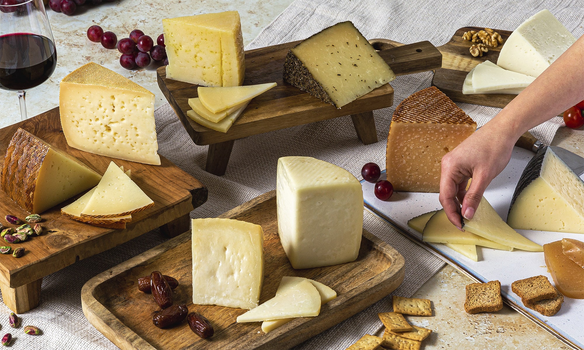 Mercadona cuenta con 28 proveedores para mejorar la calidad de sus quesos españoles