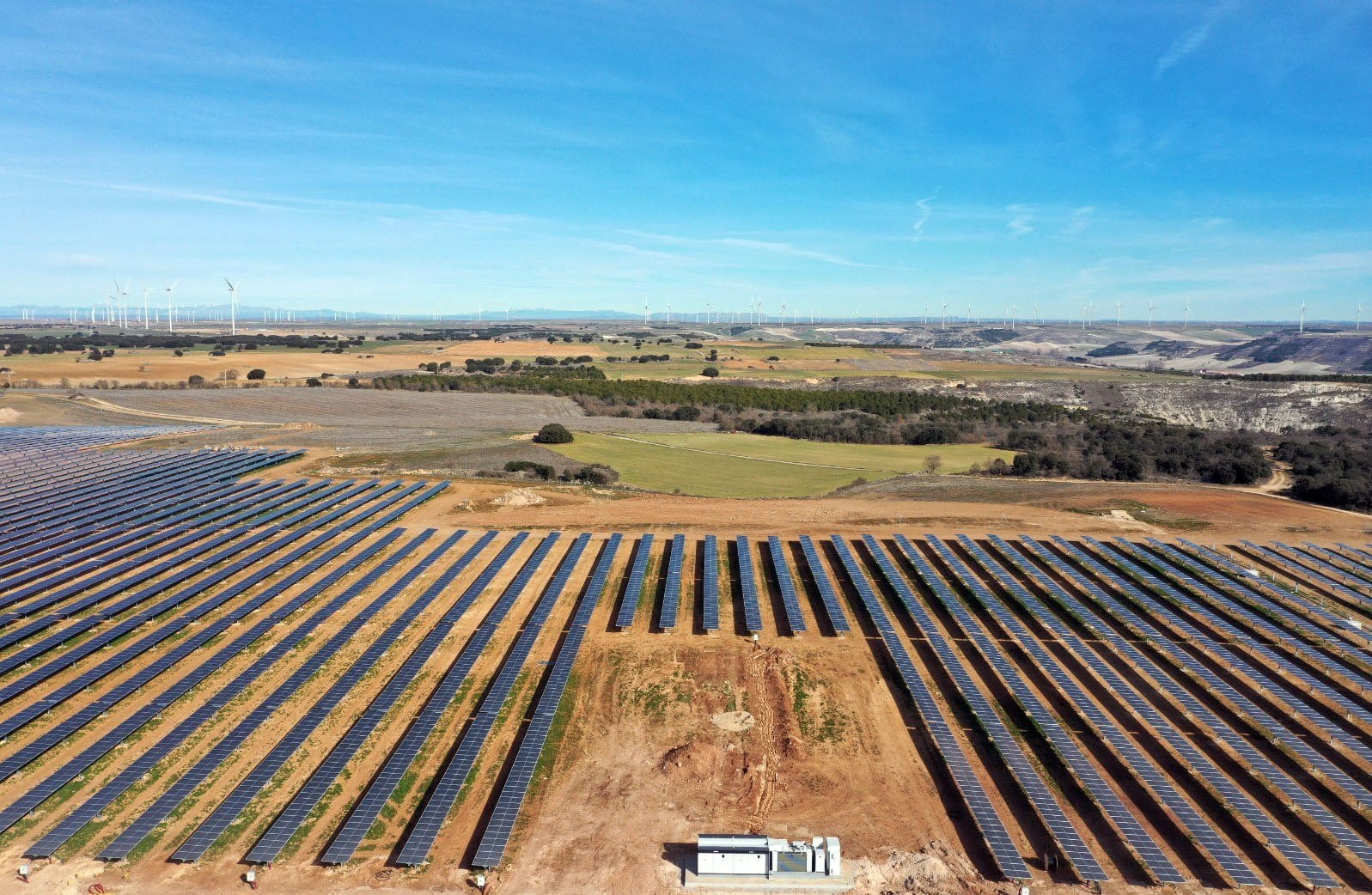 Iberdrola concluye la planta híbrida eólico solar de Burgos con 74MW de potencia