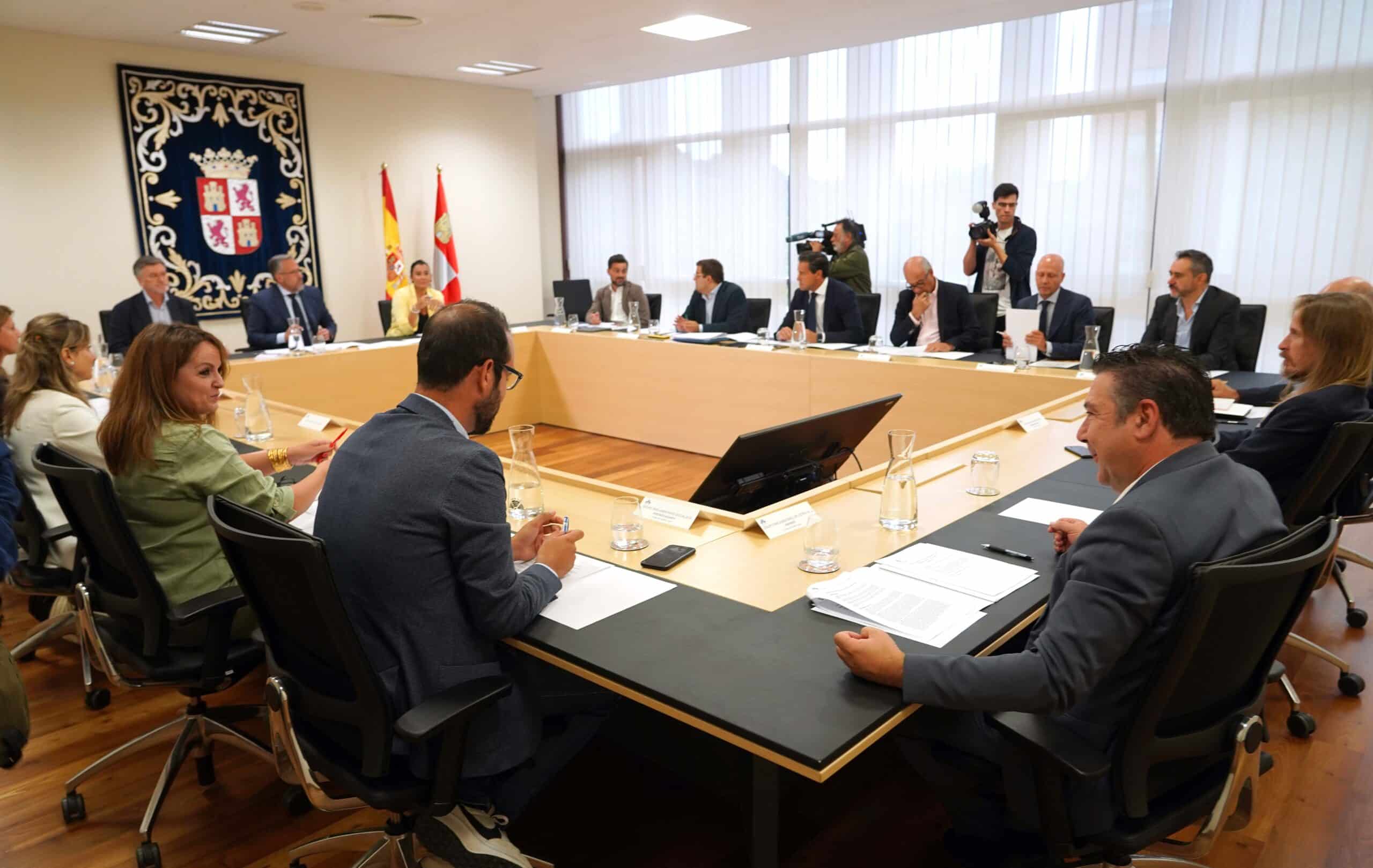 La oposición pide «cumplir el Reglamento» de las Cortes y que la Junta convoque el debate general
