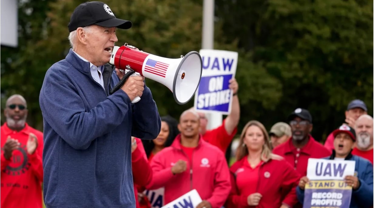 Biden, megáfono en mano, piquete en la huelga contra los ‘Tres Grandes de Detroit’: Ford, General Motors y Stellantis