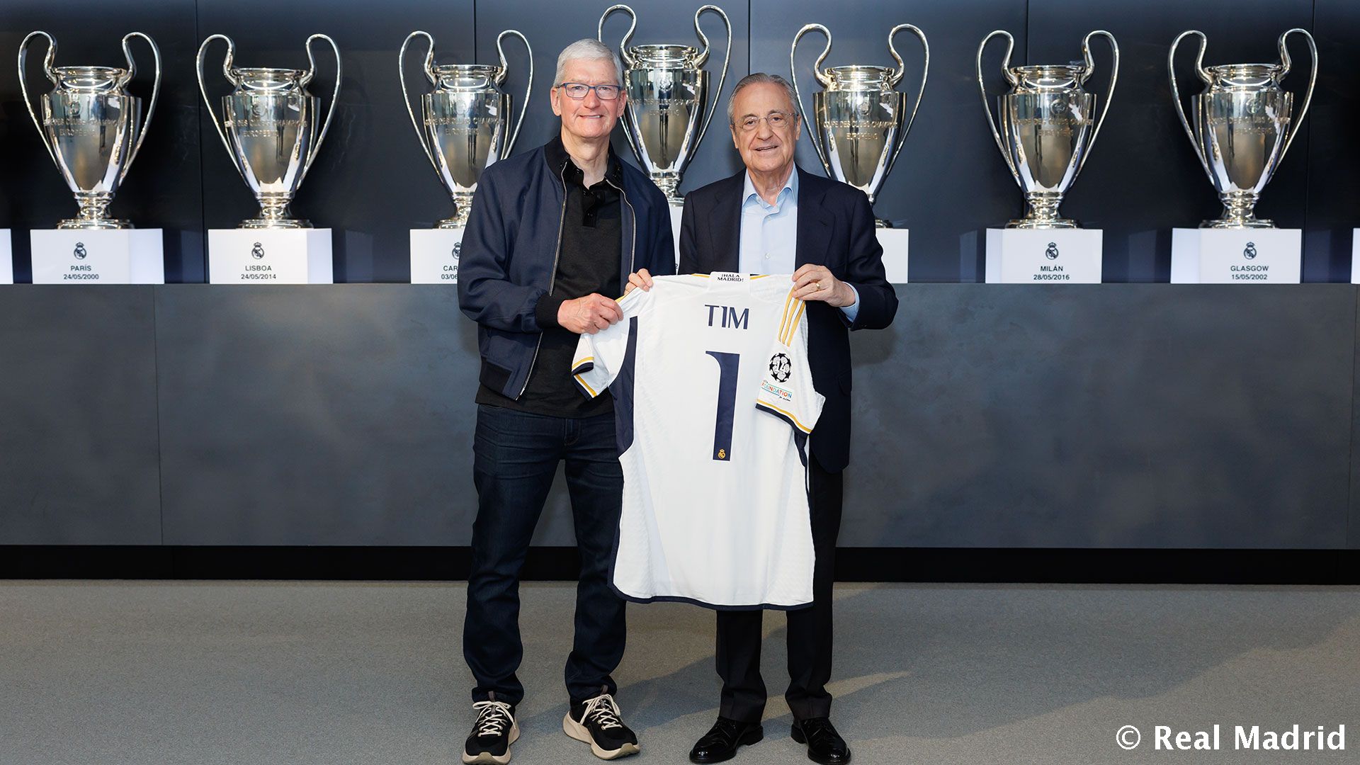 El CEO de Apple, Tim Cook, con Floretino Pérez de anfitrión, visita el Real Madrid