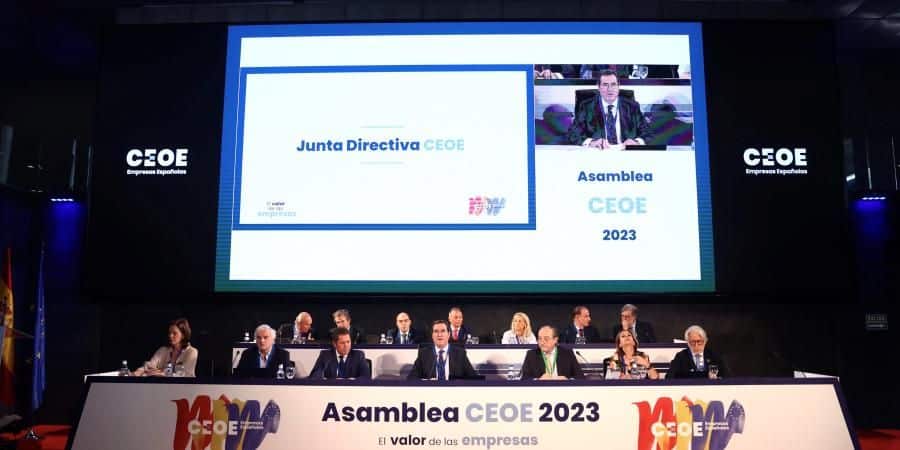 CEOE, Cepyme y ATA califican de ‘atropello constitucional’ la reducción de jornada laboral PSOE Sumar