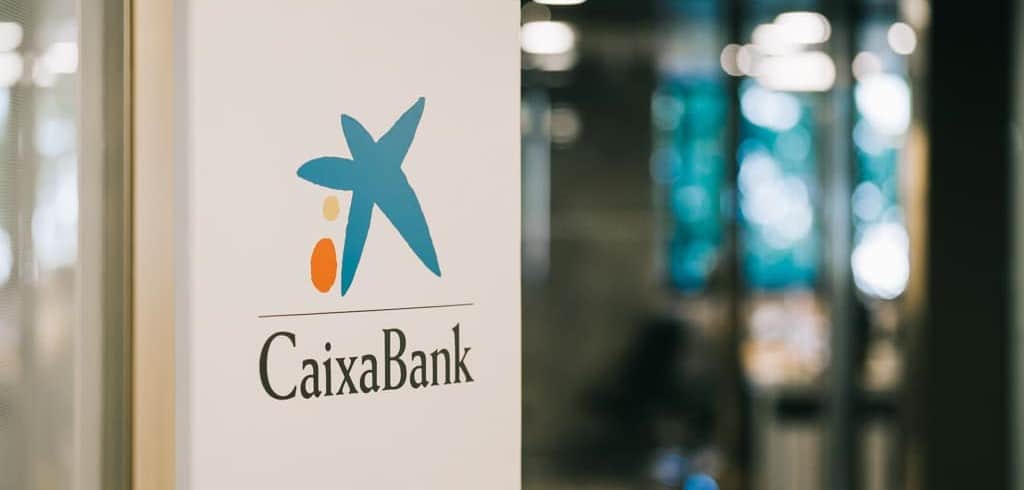 El IBEX 35 pierde el 0,5% entre la caída del 2,25% de Inditex y la subida del 2,26% de Caixabank