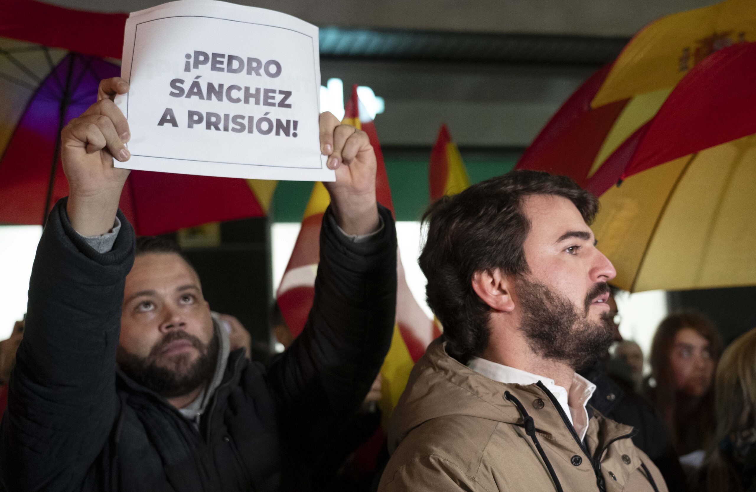 García-Gallardo respalda la concentración ante el PSOE de Valladolid, a la que acuden 200 personas