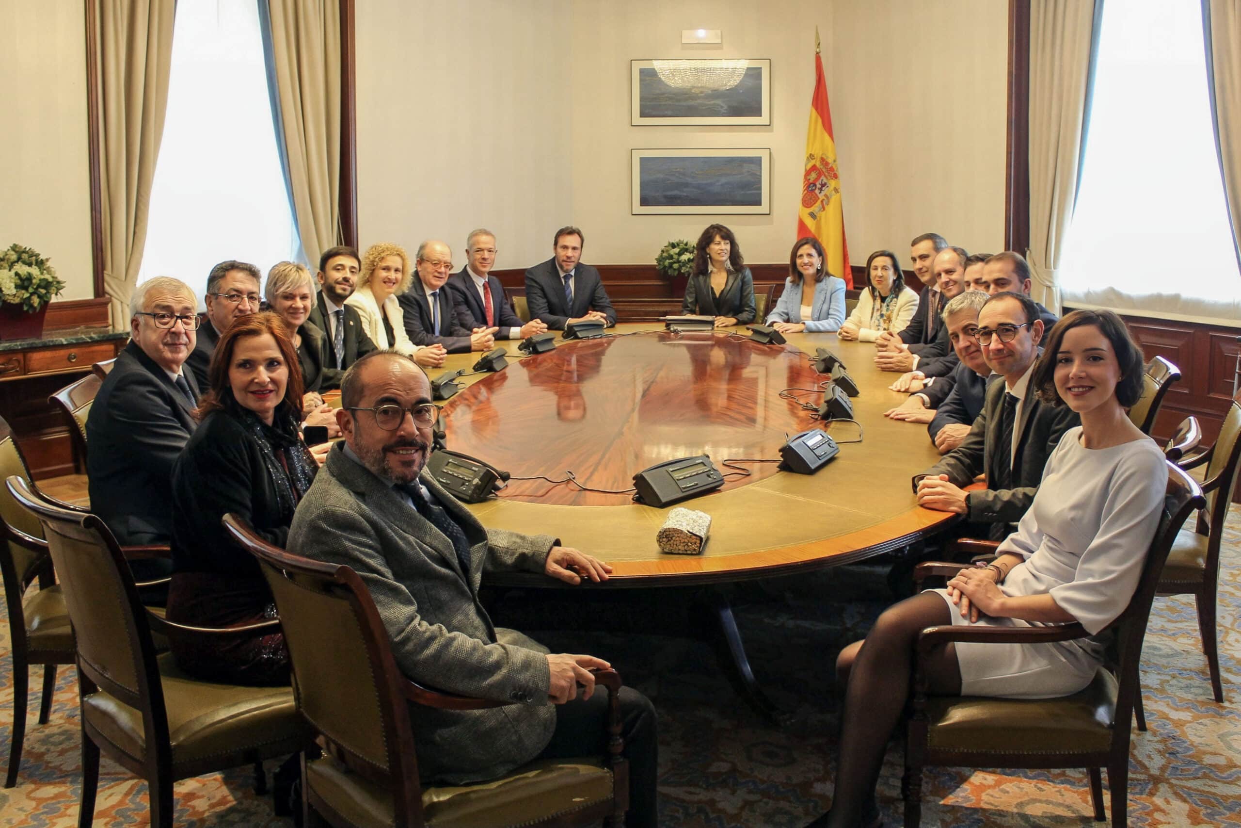 Los ministros de la Comunidad «refuerzan la coordinación» con diputados y senadores del PSOE
