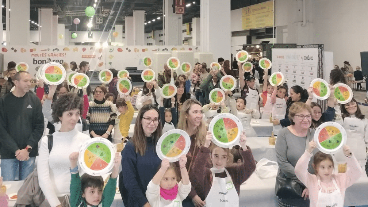 250 niños “mini chefs” aprenden a preparar platos saludables con Nutriplato
