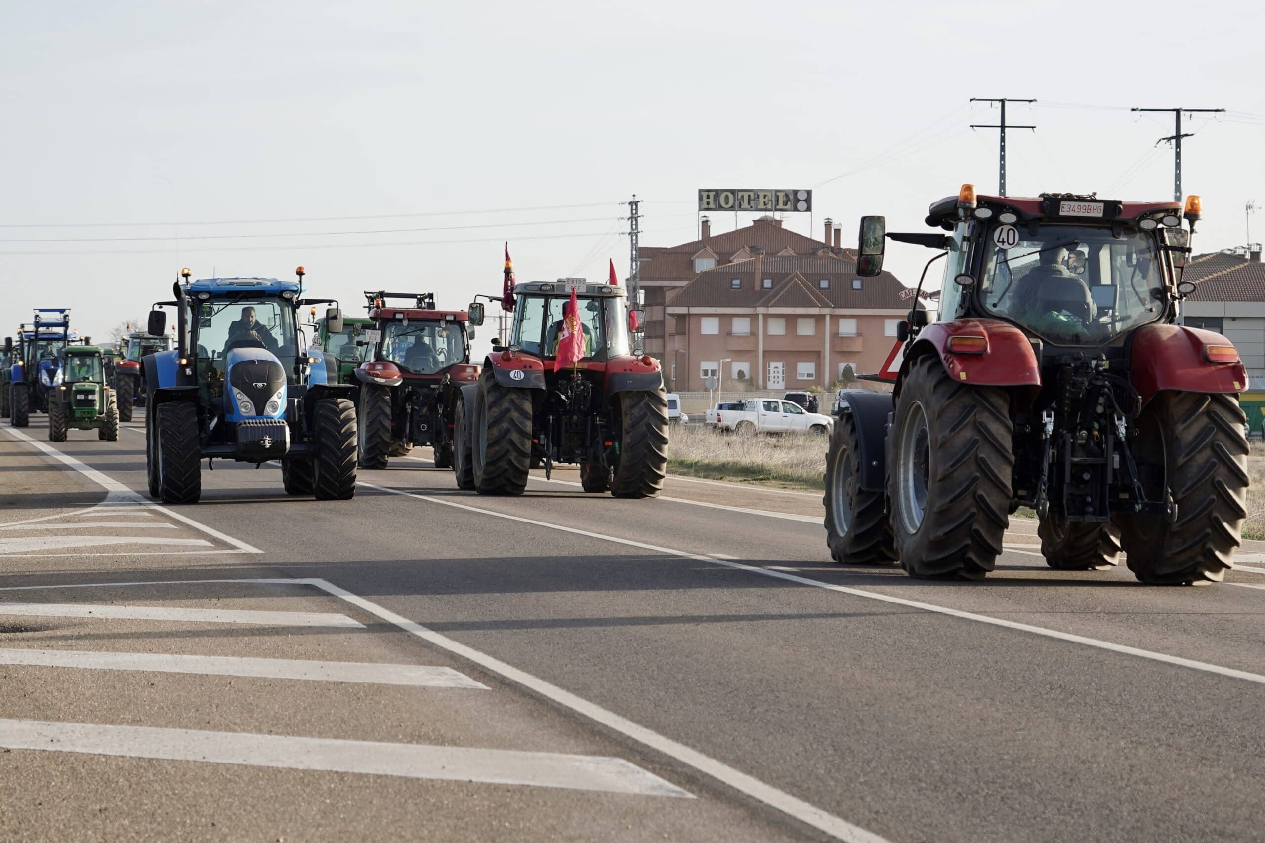 Los agricultores siembran de tractores las carreteras de León contra la Agenda 2030