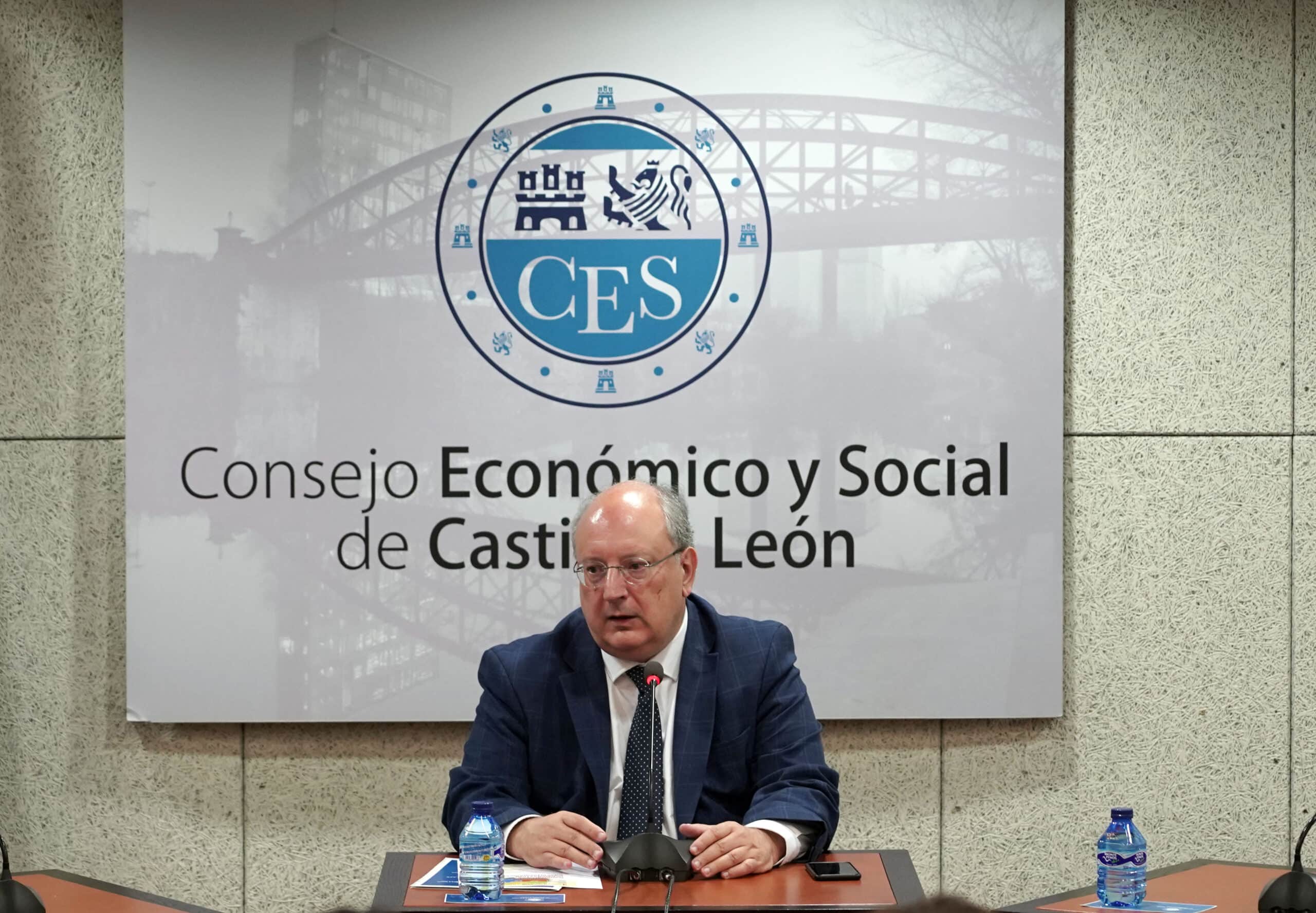 El CES recomienda a la Junta «redefinir» el sistema tributario para «disponer de más recursos»