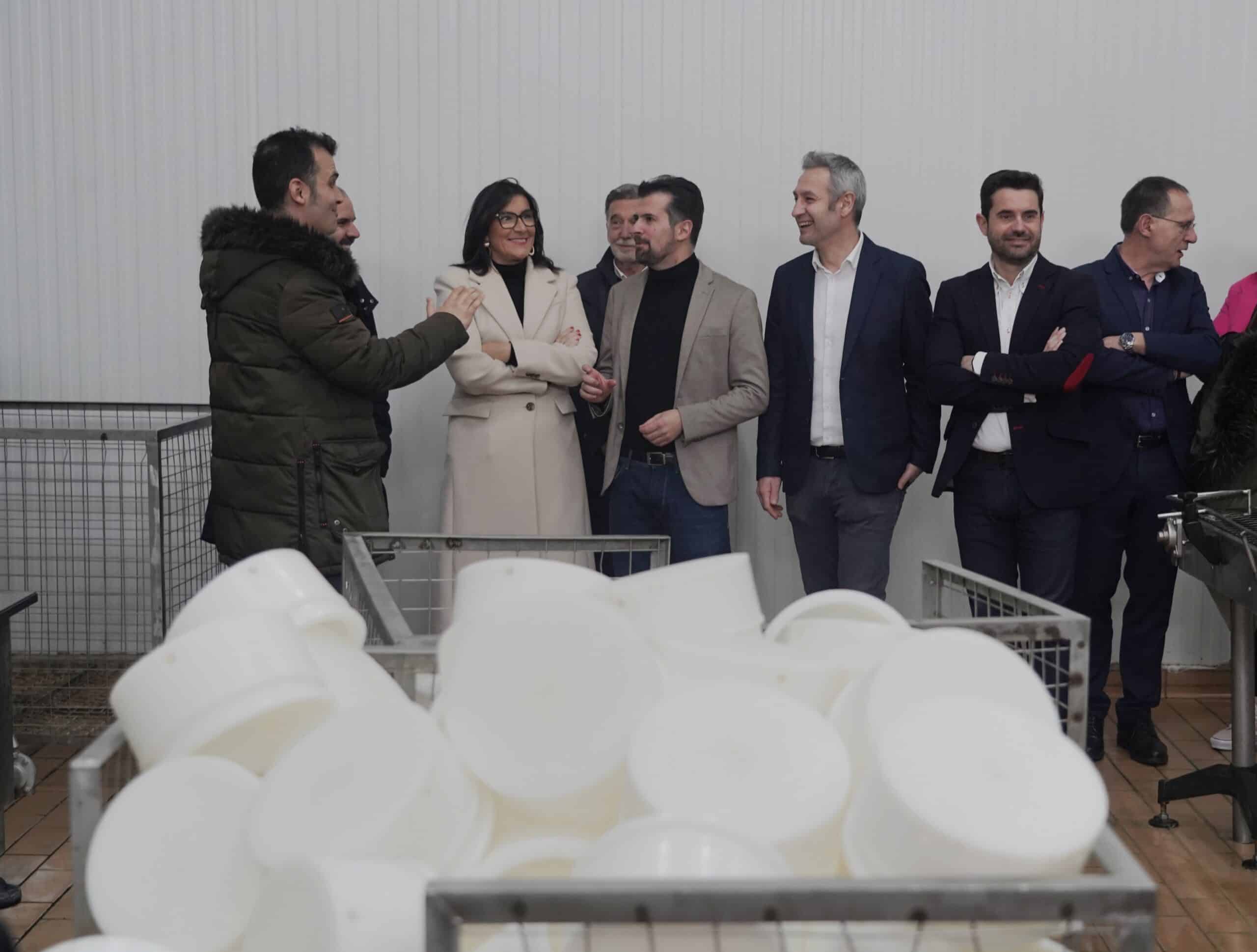 Tudanca pide «bajar el tono» y lamenta la «radicalidad» de Mañueco y Feijóo