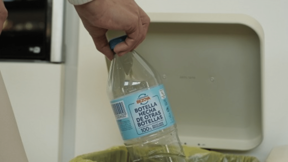 Bezoya reduce plástico en sus envases y lanza una botella aún más sostenible