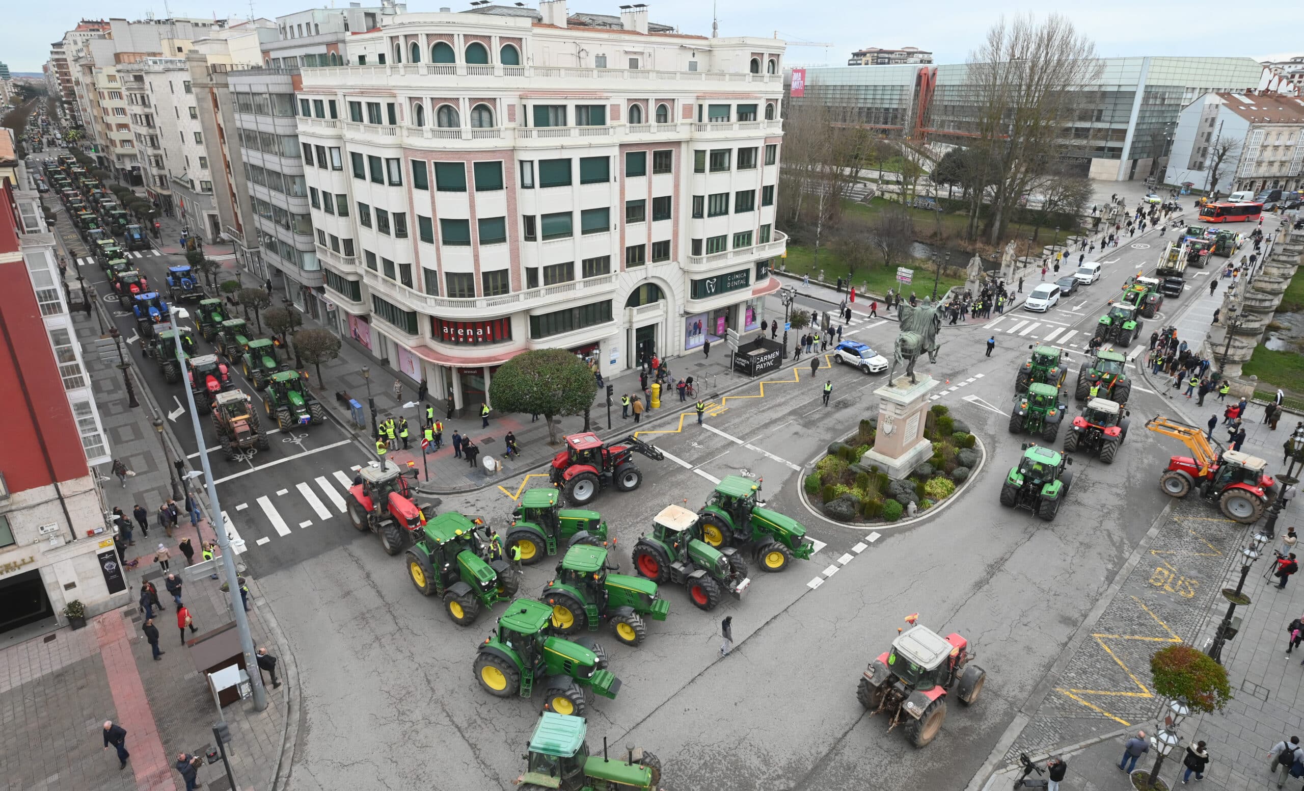 El campo prosigue sus movilizaciones a pie y en tractor