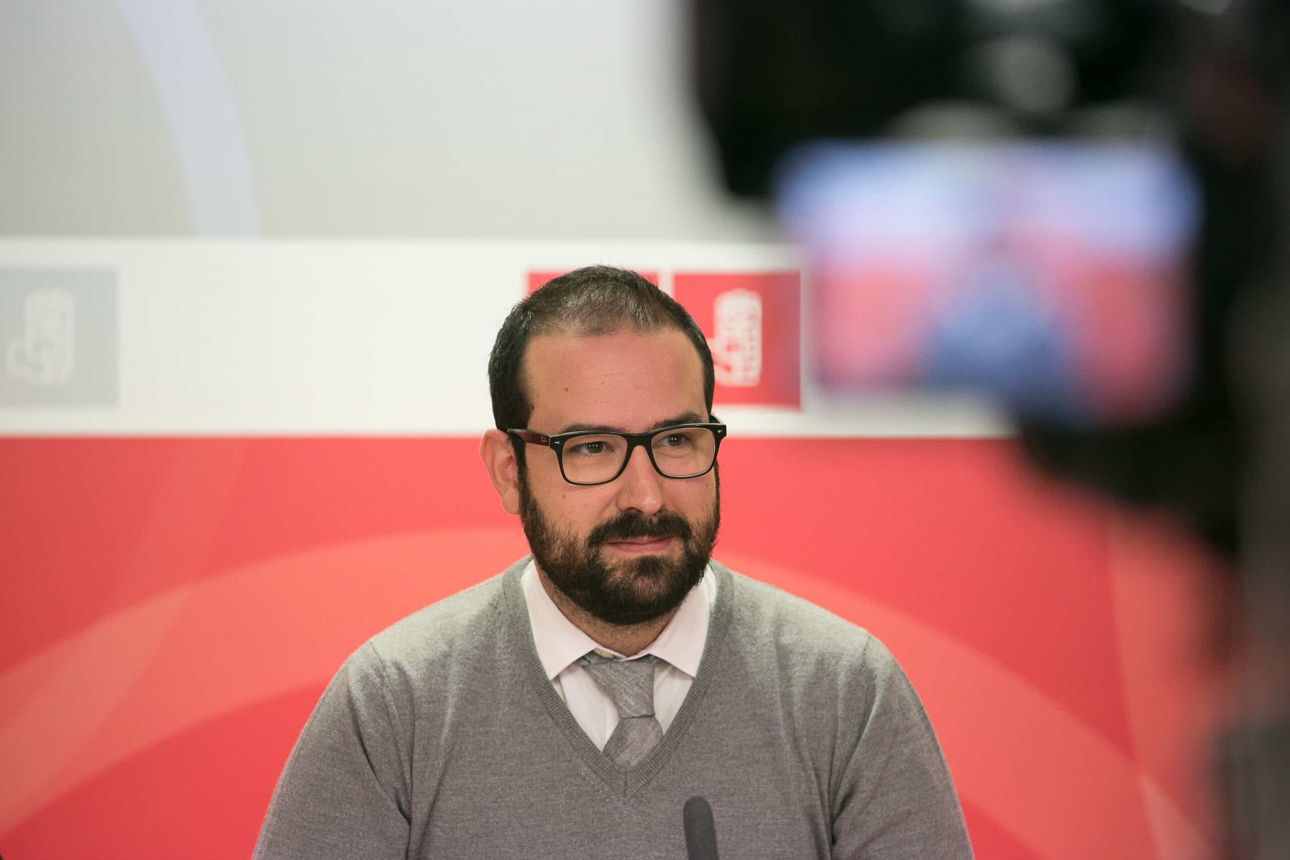 Ángel Hernández renuncia al acta de procurador y a sus cargos en el PSOE