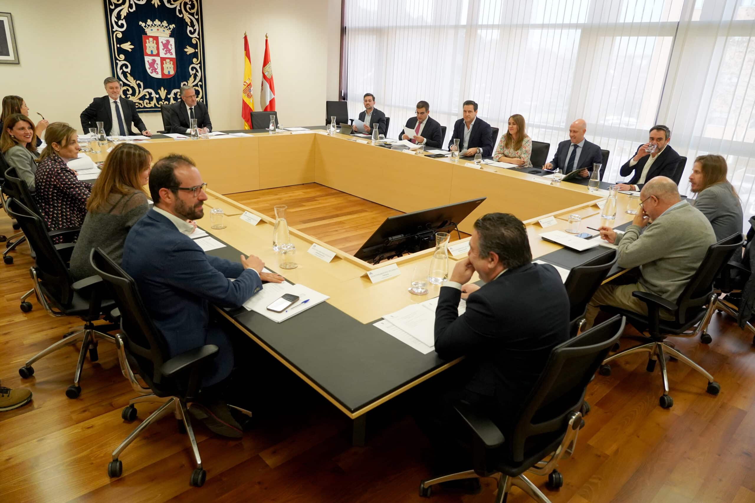 PP y Vox critican las ausencias de Tudanca y Sánchez pese a cobrar dedicación exclusiva en las Cortes