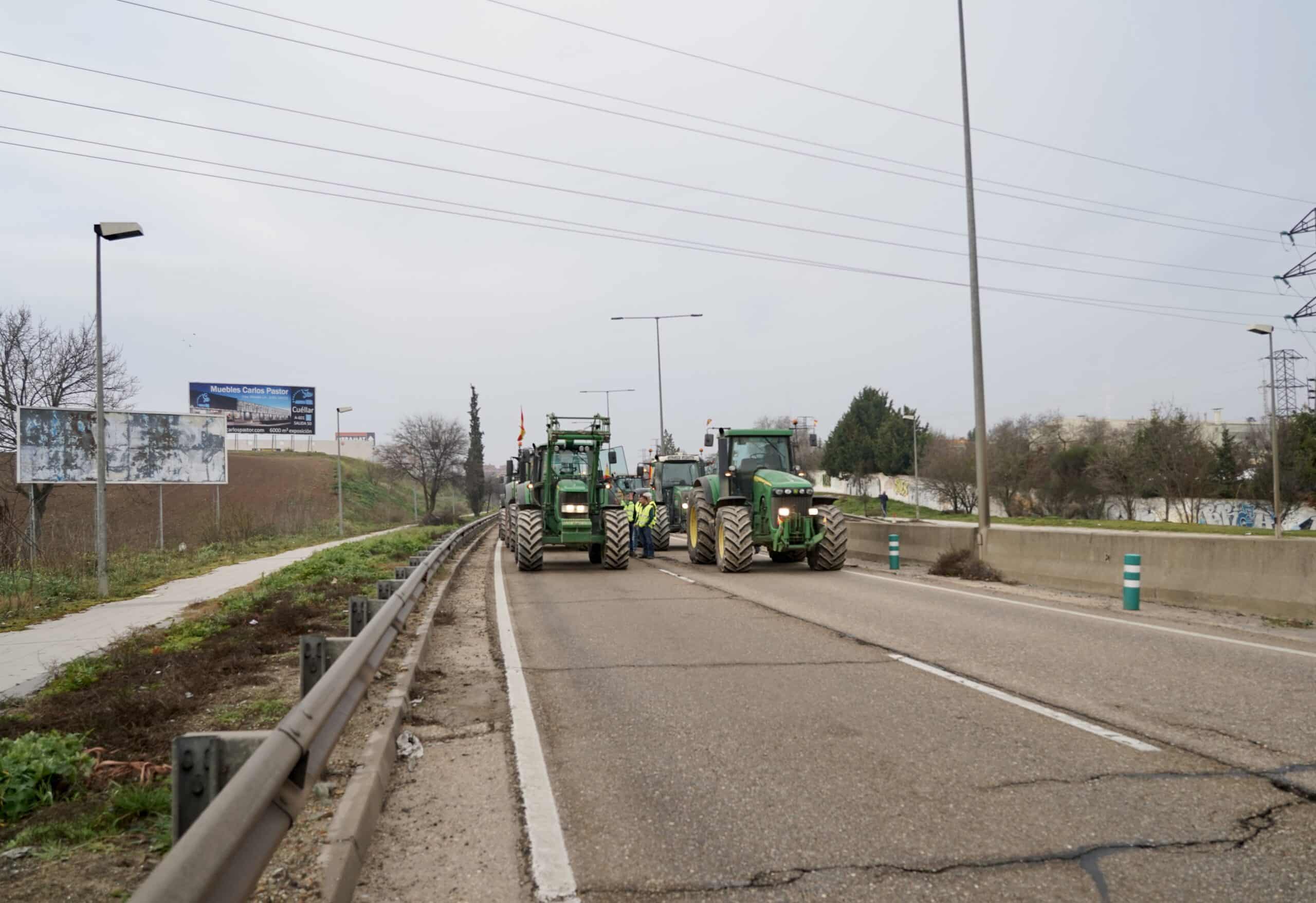 Las ‘tractoradas’ bloquean accesos a zonas industriales y autovías de la Comunidad
