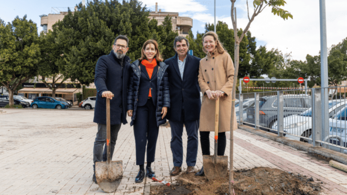 Sanitas promueve la sostenibilidad urbana plantando árboles en Valencia y Málaga