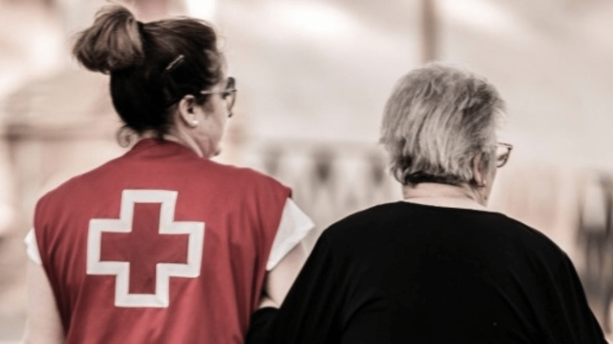 Cinfa y Cruz Roja colaboran para atender a 900 personas cuidadoras de familiares mayores o dependientes