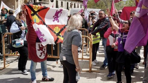 Radicales ‘tachan’ la bandera autonómica y revientan las actividades lúdicas en León