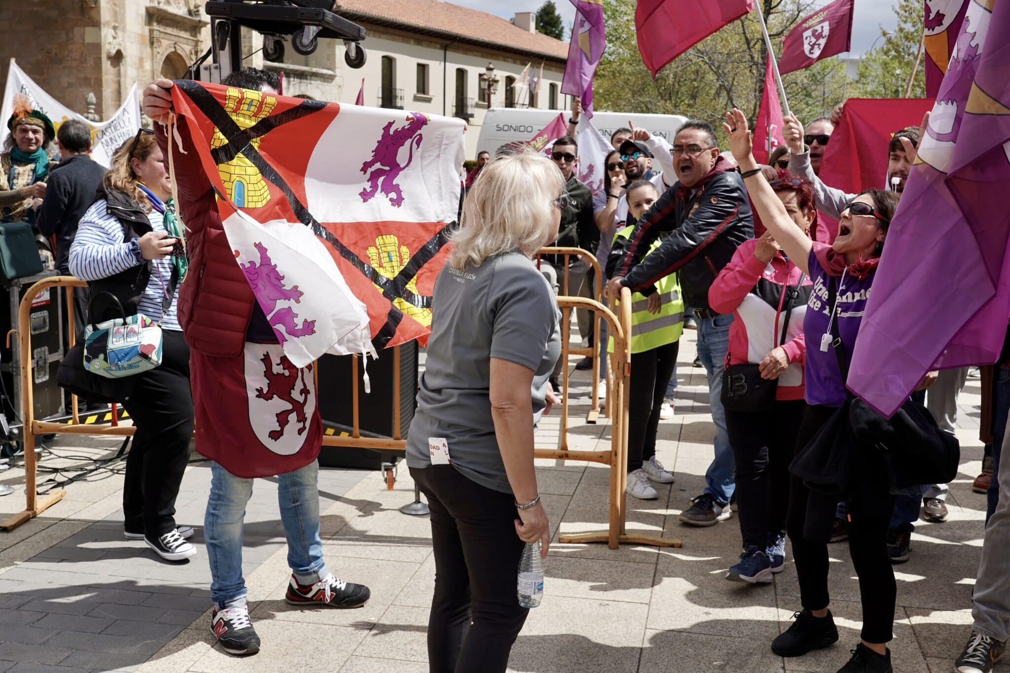 Radicales ‘tachan’ la bandera autonómica y revientan las actividades lúdicas en León