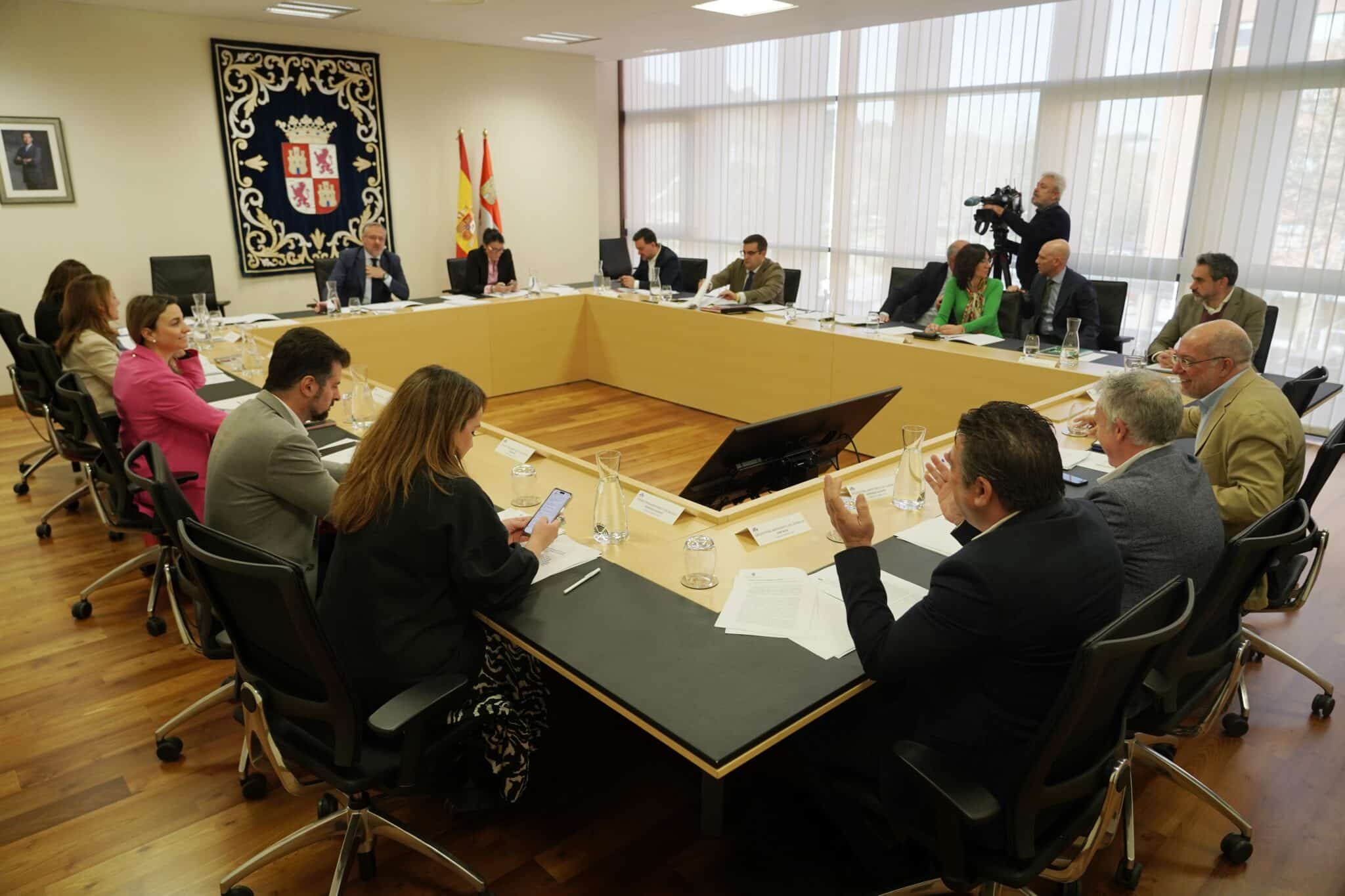 La Mesa de las Cortes, con el voto de calidad del presidente, reduce la exclusividad de Igea