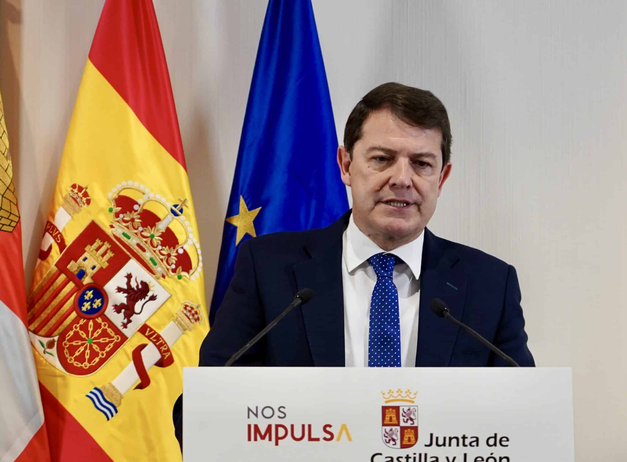Mañueco lamenta que un Sánchez «desacreditado» se haya «reído de los españoles»