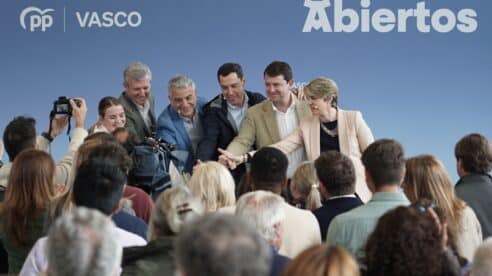 Mañueco acusa a Sánchez de convertir al PSE-PSOE en un partido «irreconocible»