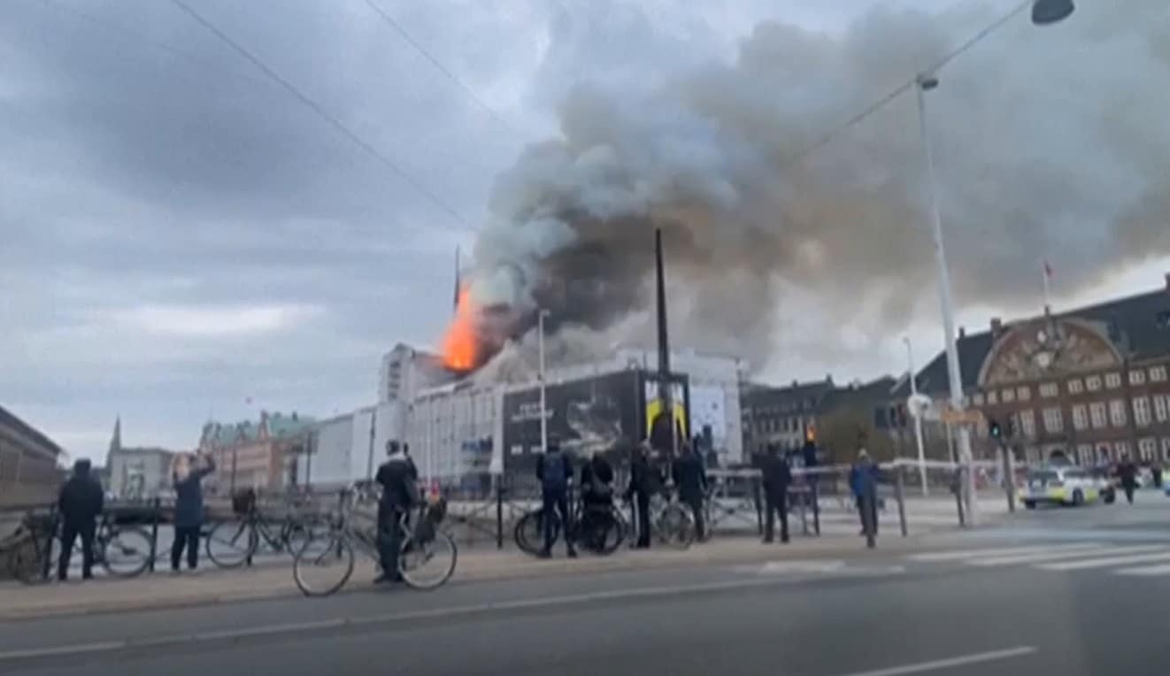 La antigua Bolsa de Copenhague, envuelta en llamas por un incendio de origen desconocido