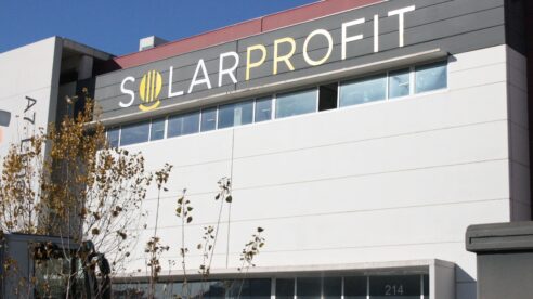 SolarProfit pierde 36,7 millones en 2023 y su auditor valida las cuentas con salvedades
