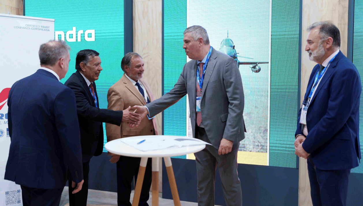 Indra cierra acuerdos con DTA y Aeromac para  proyectos aeroespaciales y de defensa en Chile