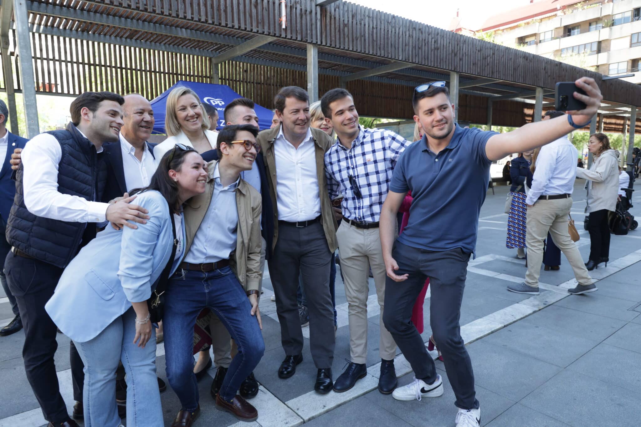 Mañueco lamenta que Sánchez «demonice» al vino y al azúcar