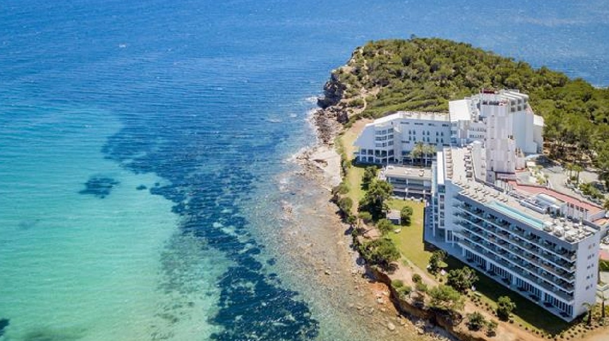 Meliá Ibiza, fruto de la alianza entre la hotelera y Banca March, abre sus puertas