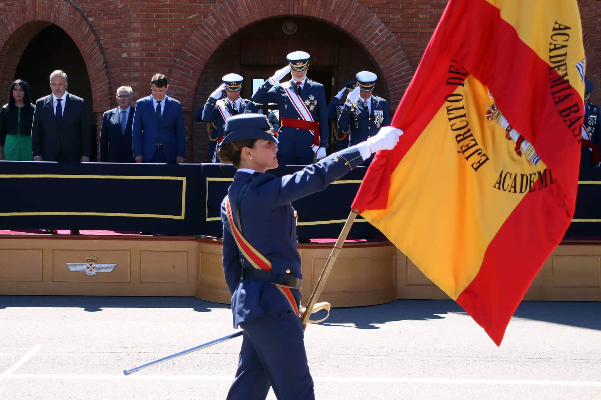 El Rey preside la entrega de despachos en la Academia del Aire de la Virgen del Camino