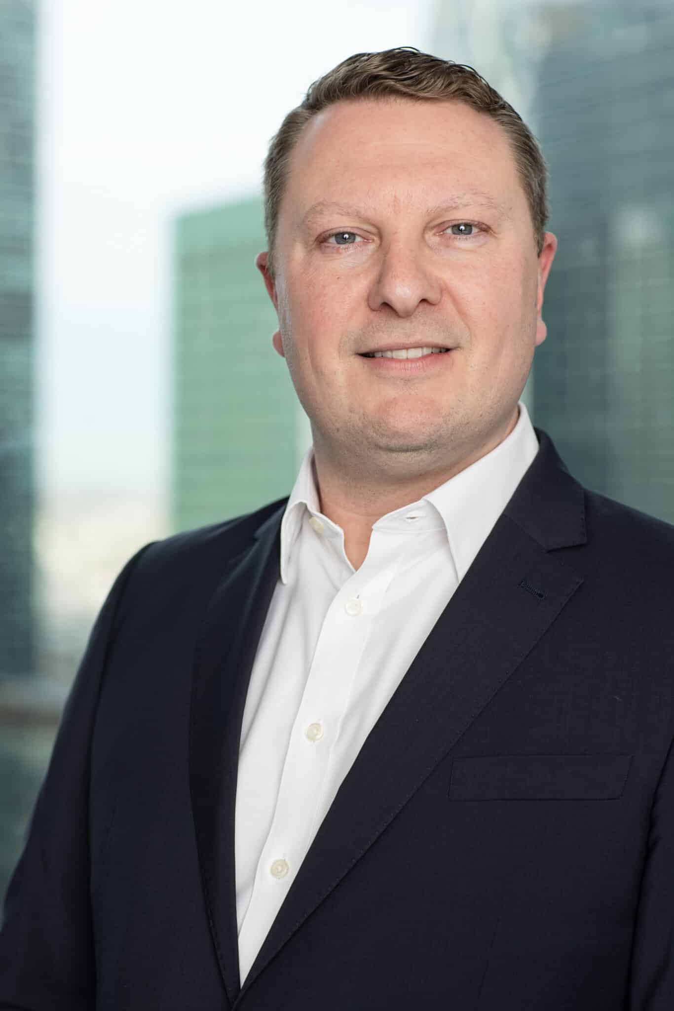 Un autocar con sesenta pasajeros vuelca a la entrada de un túnel en Pineda (Barcelona)